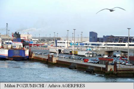 Calais: Traficul în port, întrerupt în cursul nopţii din cauza unor migranţi care înotau spre feriboturi