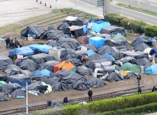 O tabără cu peste 1.000 de migranţi din nordul Parisului a fost evacuată de autorităţi