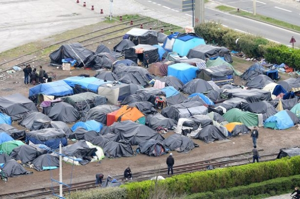 O tabără cu peste 1.000 de migranţi din nordul Parisului a fost evacuată de autorităţi
