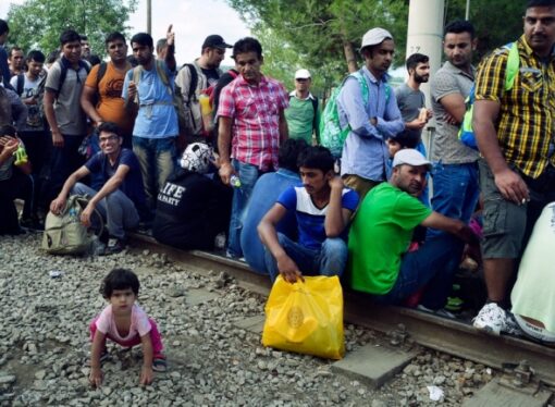Sute de imigranti blocati între Serbia si Ungaria