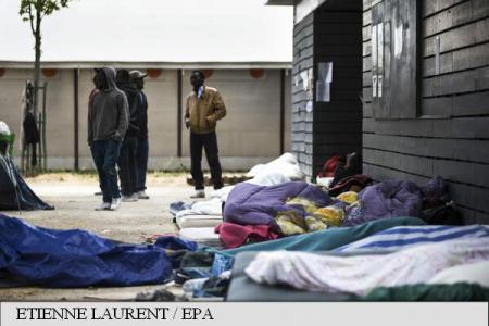Vasta operatiune de evacuare a imigrantilor la Paris. Peste 2600 de refugiati au fost mutati dintr-o tabara improvizata din nordul capitalei franceze. Cu totii au fost transportati spre diverse centre de cazare de la periferia orasului