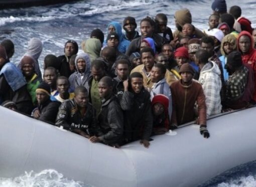 Autorităţile italiene au salvat peste 600 de migranţi din apele Mării Mediterane