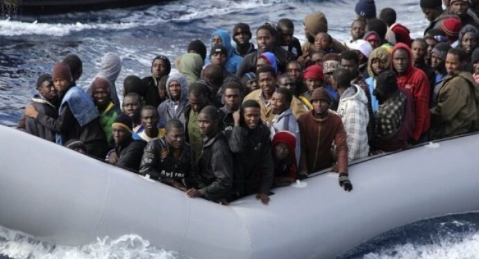 Autorităţile italiene au salvat peste 600 de migranţi din apele Mării Mediterane