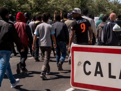 Peste 9.000 de imigranți în taberele de refugiați din Calais