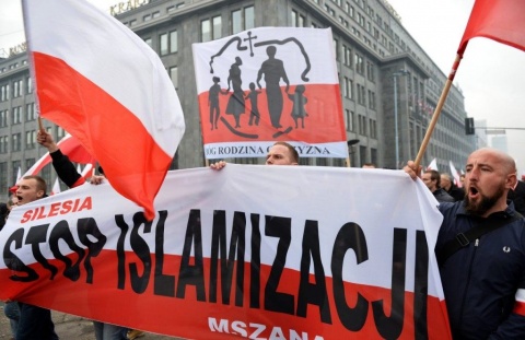 Polonia cere SOCOTEALĂ lui MERKEL pentru atentatele islamiste din Germania: ”Acceptarea unui important val de imigranţi provoacă probleme”