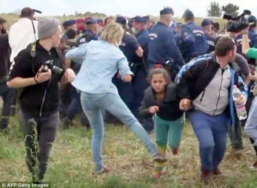 Ungaria: Parchetul a pus-o sub acuzare pe operatoarea TV care a lovit cu piciorul imigranţi la frontiera cu Serbia