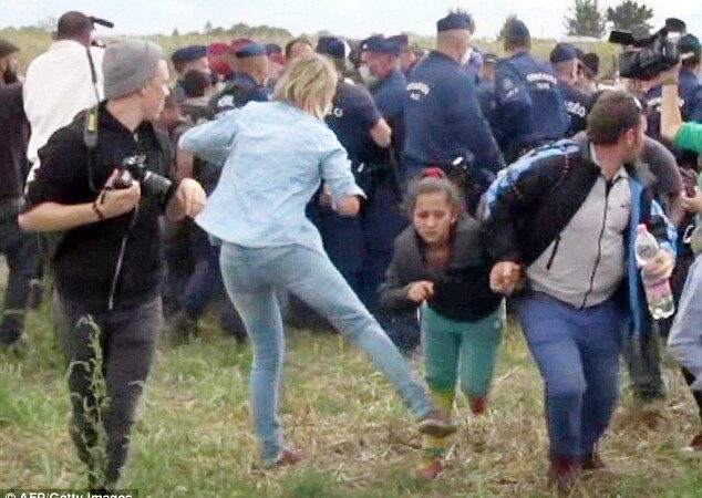 Ungaria: Parchetul a pus-o sub acuzare pe operatoarea TV care a lovit cu piciorul imigranţi la frontiera cu Serbia