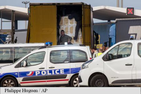 Franţa: Ciocniri între poliţie şi imigranţi care încercau să ajungă în portul Calais