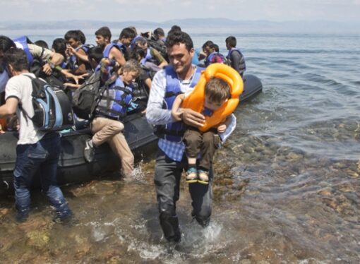 Barcă plină cu imigranţi, răsturnată în mare. 100 de persoane, date dispărute