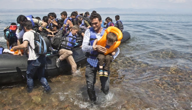 Barcă plină cu imigranţi, răsturnată în mare. 100 de persoane, date dispărute