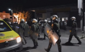 Tensiuni violente într-o tabără de refugiaţi din Grecia. Poliţia a intervenit în forţă