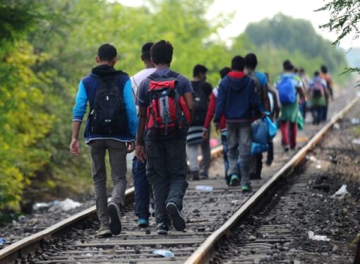 Migranții din Serbia au plecat, pe jos, spre Croația