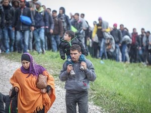 Austria a propus închiderea şi amendarea refugiaţilor care mint în privinţa naţionalităţii