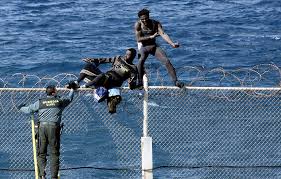 Aproape 400 de imigranţi au pătruns cu forţa în exclava spaniolă Ceuta, rănind uşor doi poliţişti