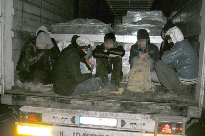 42 de imigranti spitalizati in Croatia, dupa ce au fost gasiti inghesuiti intr-o duba