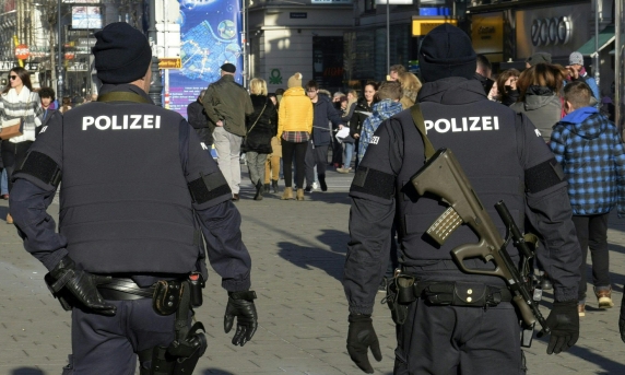 Austria: Poliția investighează 6 refugiați afgani pentru atacuri sexuale asupra unor femei, în noaptea de Anul Nou