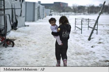 Val de frig în Europa: 23.000 de copii migranți, în pericol în Grecia și Balcani (UNICEF)
