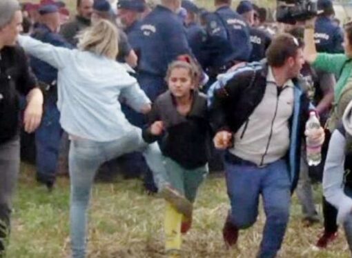 Jurnalista ungară care a lovit migranţi cu piciorul, condamnată la trei ani de libertate condiţionată