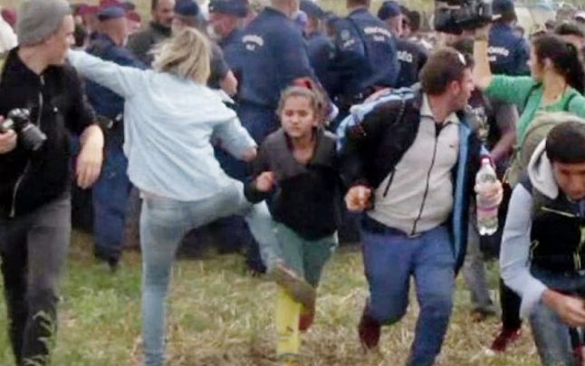 Jurnalista ungară care a lovit migranţi cu piciorul, condamnată la trei ani de libertate condiţionată