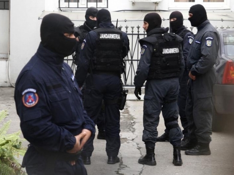 16 suspecţi implicaţi în reţeaua de trafic de migranţi au fost reţinuţi pentru 24 de ore. Gruparea infracţională destructurată de DIICOT era finanţată din Turcia