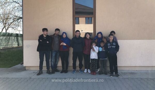 Migranți irakieni și sirieni, opriți la frontiera cu Serbia