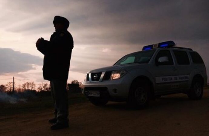 Peste 50 de migranti asiatici care incercau sa intre in tara ilegal, prinsi la frontiera cu Serbia