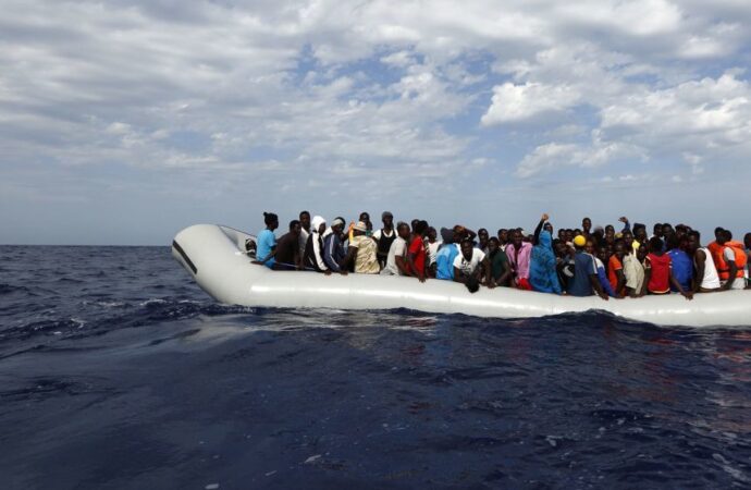 Un bebelus in varsta de patru zile, printre cei peste 480 de migranti salvati de nave umanitare din Mediterana
