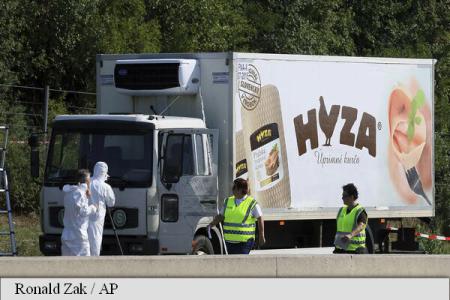 Ungaria: Procurorii cer pedepse până la închisoare pe viață împotriva a 11 traficanți vinovați de decesul a 71 de migranți în “camionul morții”