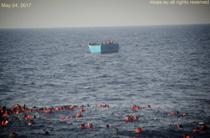 O noua drama in Mediterana: Zeci de migranti au murit inecati, dupa ce au cazut dintr-o ambarcatiune supraincarcata