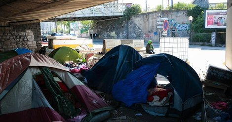 Poliția franceză evacuează, marți, aproximativ o mie de imigranți africani și afgani