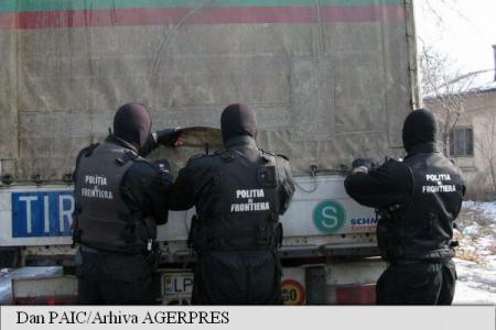 Bihor: 91 de migranți irakieni și sirieni, din care 29 copii, depistați ascunși într-un tir din Turcia