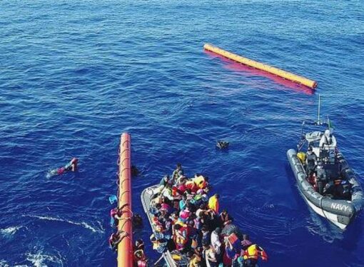 O navă irlandeză a salvat sute de migranţi din apele Mediteranei