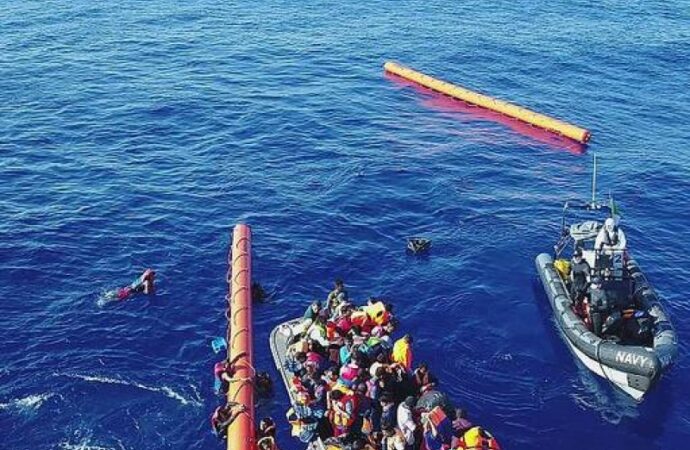 O navă irlandeză a salvat sute de migranţi din apele Mediteranei