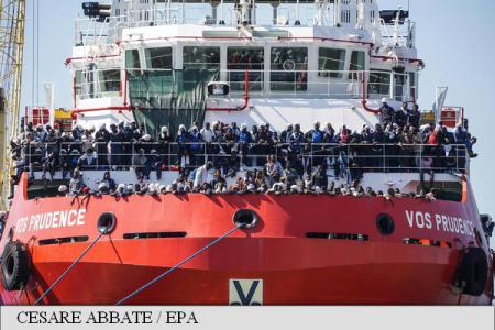 Migranți: Italia amenință că își blochează porturile