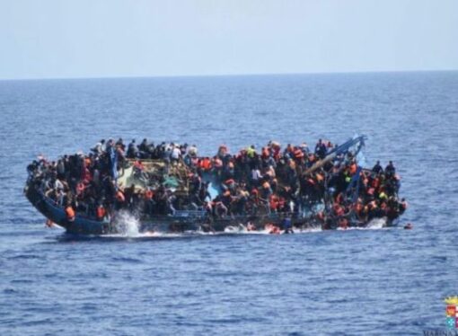Luată cu asalt de migranţi, Italia ia în calcul închiderea porturilor pentru navele care nu sunt sub pavilion italian