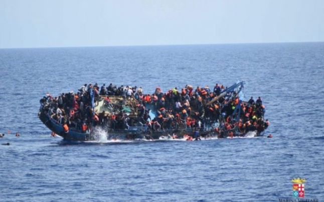Luată cu asalt de migranţi, Italia ia în calcul închiderea porturilor pentru navele care nu sunt sub pavilion italian