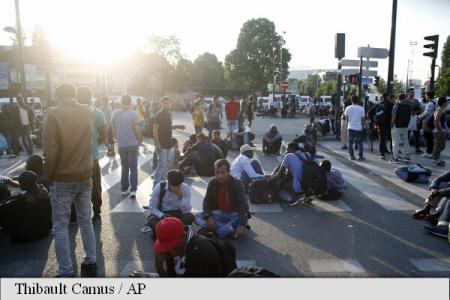 Peste 2.000 de migranți, evacuați din tabere ilegale la Paris
