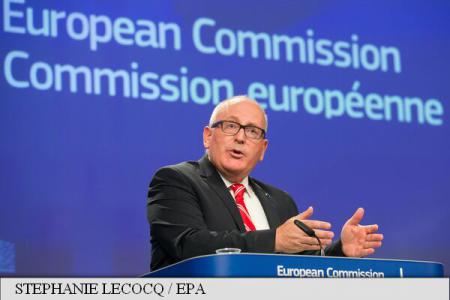 Frans Timmermans cere deschiderea de centre pentru refugiați în Libia și culoare umanitare