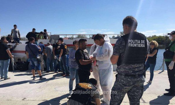 Poliția de Frontieră confirmă interceptarea a două nave cu refugiați