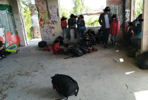 Poliţiştii timişoreni au descoperit 23 de migranţi ascunşi într-o clădire dezafectată de pe malul Canalului Bega