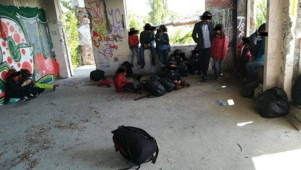 Poliţiştii timişoreni au descoperit 23 de migranţi ascunşi într-o clădire dezafectată de pe malul Canalului Bega