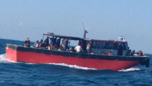 Un pescador cu 87 de migranți ilegali, reținut de polițiștii de frontieră aproape de țărmul românesc al Mării Negre