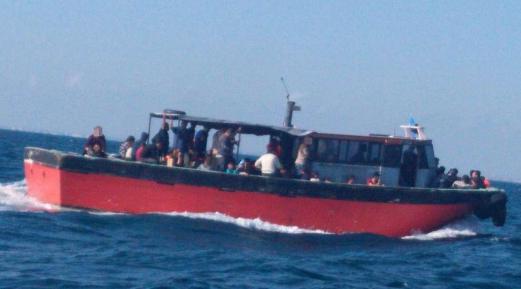 Un pescador cu 87 de migranți ilegali, reținut de polițiștii de frontieră aproape de țărmul românesc al Mării Negre