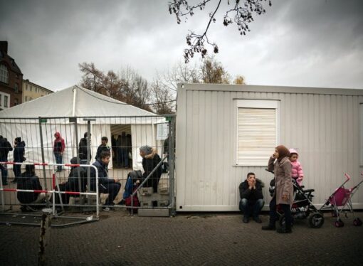 Agentii de paza ai unui adapost pentru migranti din Berlin incita solicitantii de azil sa se prostitueze: Cu cat sunt mai tineri, cu atat e mai scump