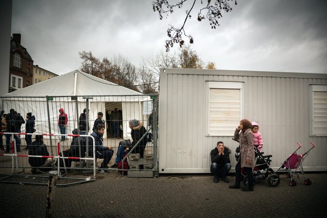 Agentii de paza ai unui adapost pentru migranti din Berlin incita solicitantii de azil sa se prostitueze: Cu cat sunt mai tineri, cu atat e mai scump