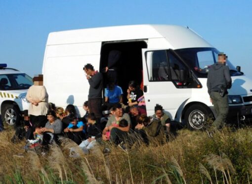 20 de migranti ascunsi intr-un microbuz cu piese auto, prinsi la granita cu Ungaria