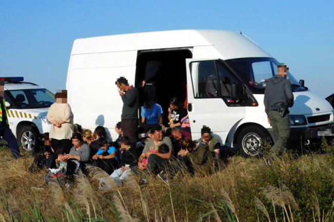 20 de migranti ascunsi intr-un microbuz cu piese auto, prinsi la granita cu Ungaria