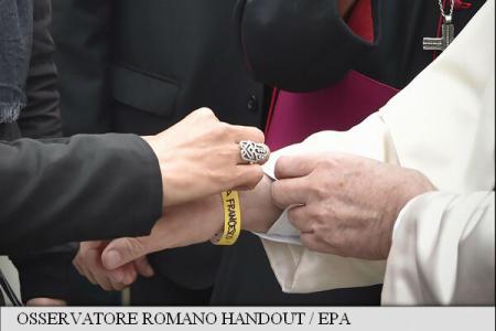 Purtând o brățară de identificare pentru refugiați, papa Francisc a făcut apel la sporirea sprijinului acordat migranților