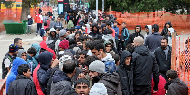 8 persoane arestate bănuite că au trasnportat migranţi