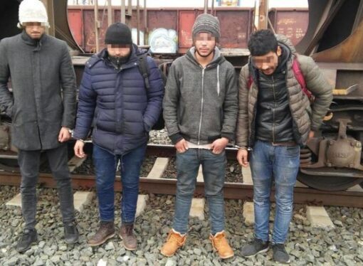 Trei libieni şi un marocan, descoperiţi la ieşirea din ţară sub autoturisme aflate pe o platformă feroviară